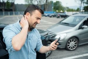 Go to the hospital for car accident injuries, driver with neck pain calling 911