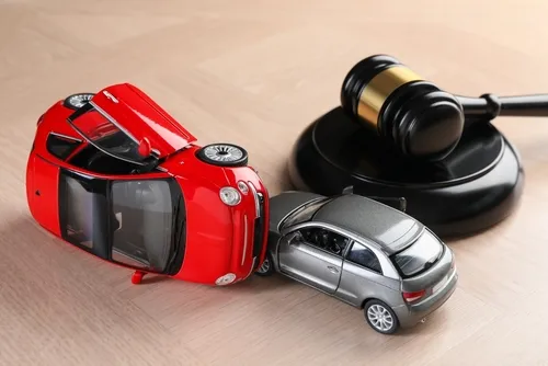 Acworth car accident lawyer concept, toy cars and judge gavel, Acworth car accident attorney concept