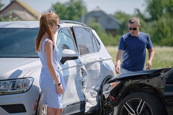 Woman and man speaking after a car accident in Athens Georgia before contacting a car accident lawyer.